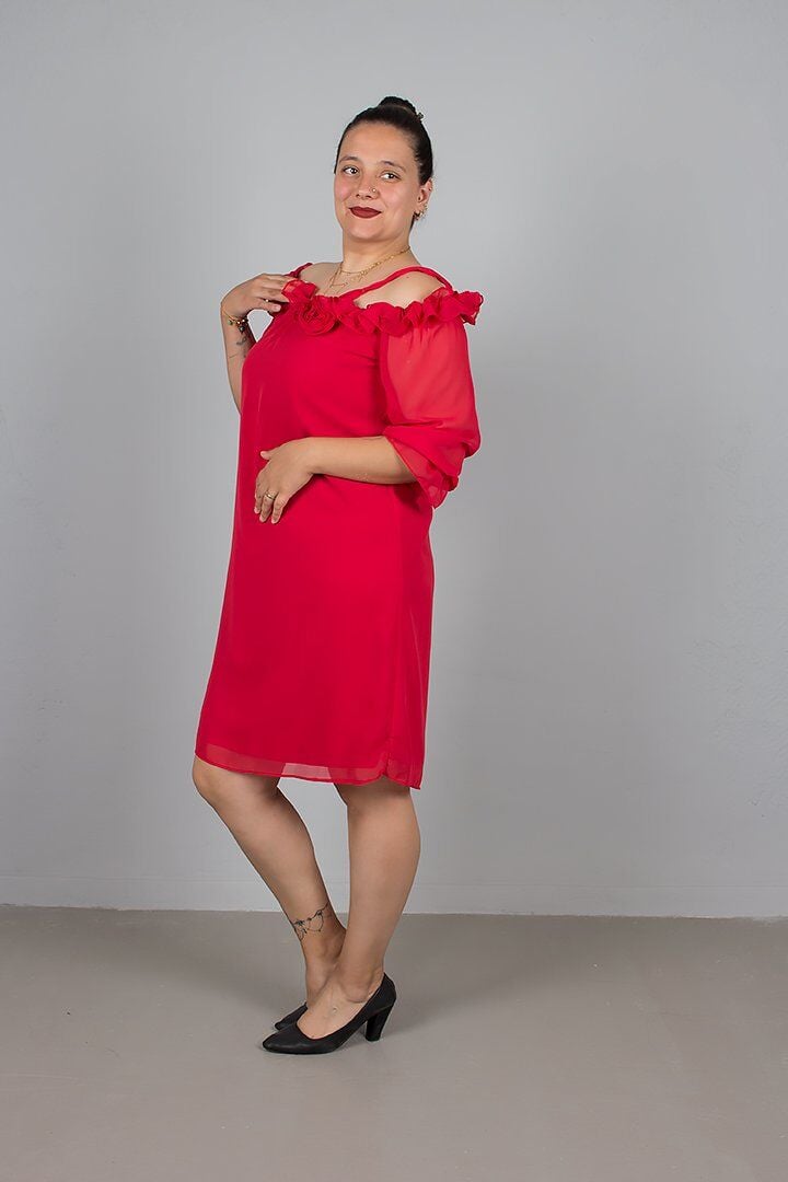 Gül Detaylı Yaka Kırmızı Şifon Elbise - Büyük Beden  Zarif ve Uçuş Uçuş Şıklık!