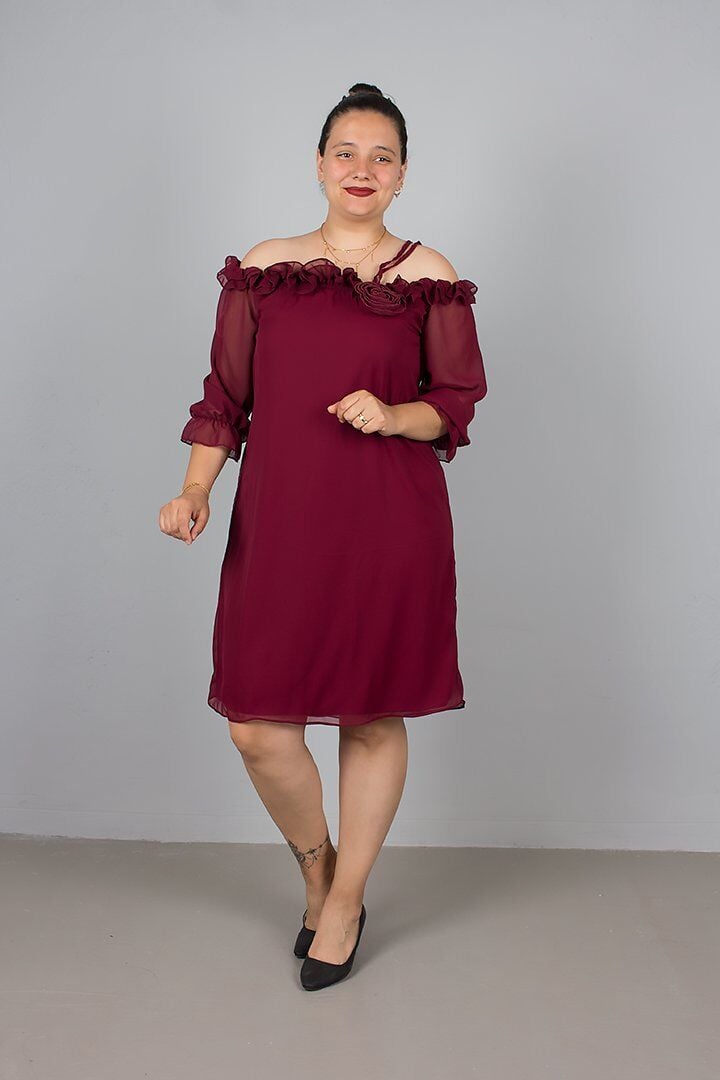 Gül Detaylı Yaka Şifon Elbise – Büyük Beden Zarif ve Uçuş Uçuş Şıklık!