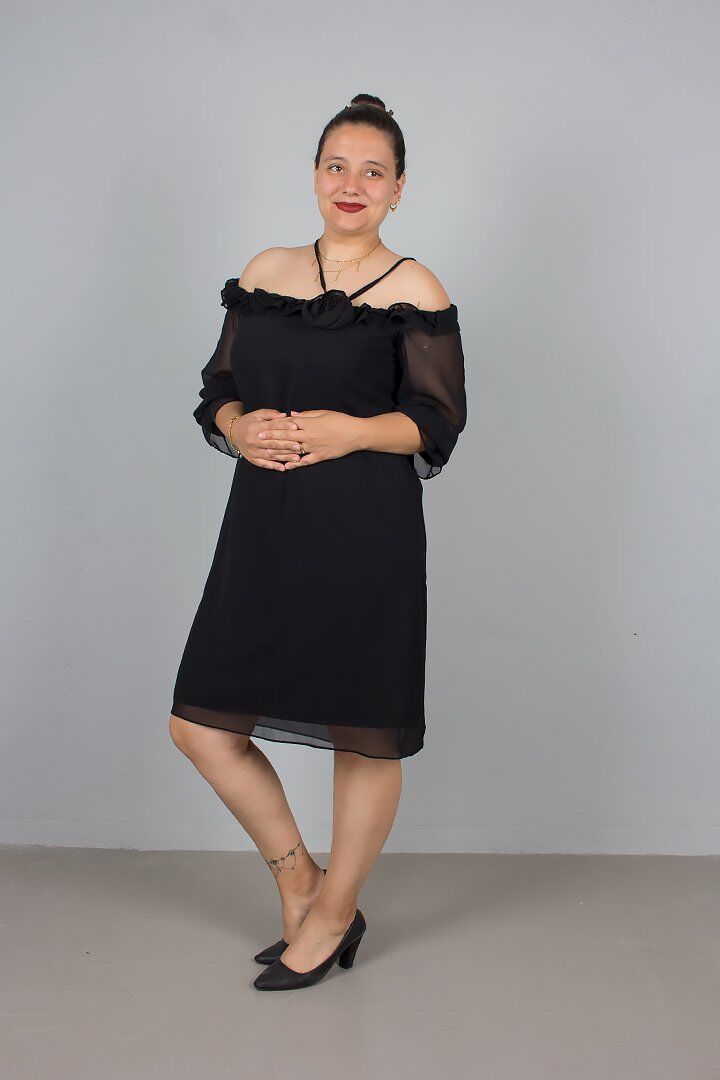 Gül Detaylı Yaka Siyah Şifon Elbise – Büyük Beden Zarif ve Uçuş Uçuş Şıklık!