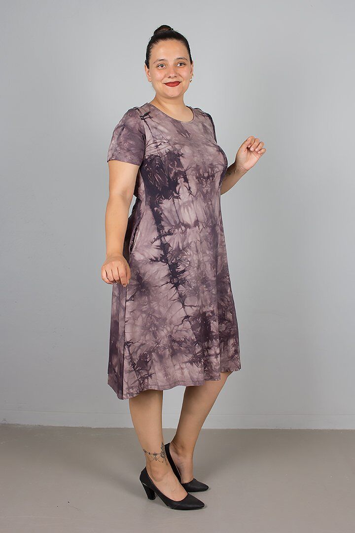 Yıkamalı Kahverengi Büyük Beden Cepli Elbise – Doğal ve Rahat Şıklık!