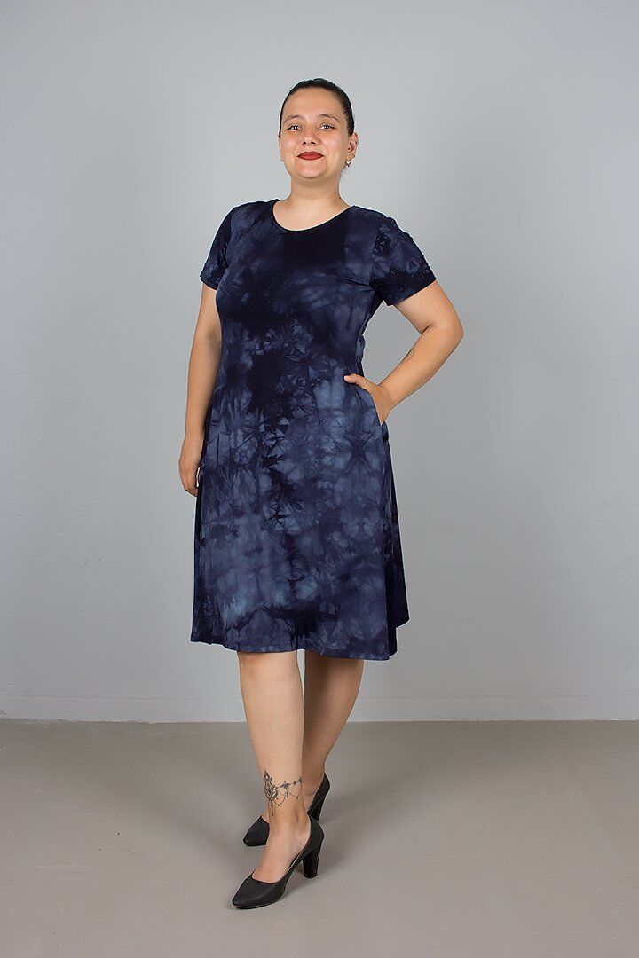 Yıkamalı Lacivert Büyük Beden Cepli Elbise – Doğal ve Rahat Şıklık!