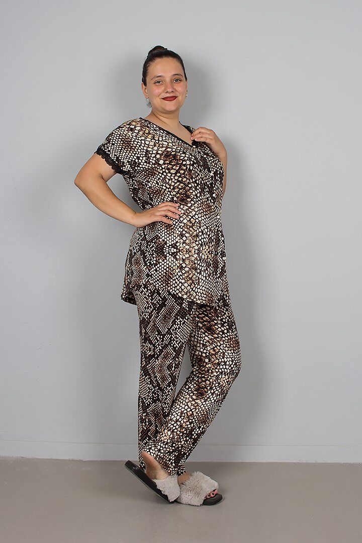 Büyük Beden Düğmeli Yılan Desen Pijama Takımı – Şık ve Rahat Tasarım