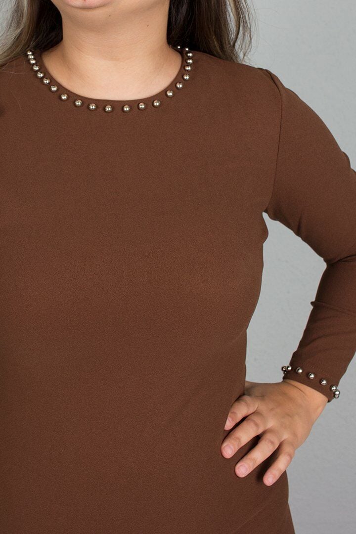 Büyük Beden Kahverengi Yaka Ve Kol İncili Bluz