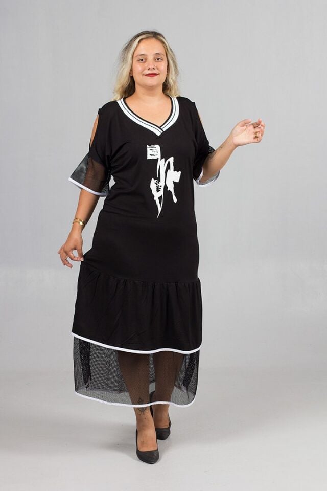 Büyük Beden Siyah Omuz Detaylı Likralı Viskon Uzun Elbise – Şık ve Rahat Tasarım