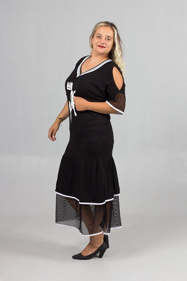 Büyük Beden Siyah Omuz Detaylı Likralı Viskon Uzun Elbise – Şık ve Rahat Tasarım