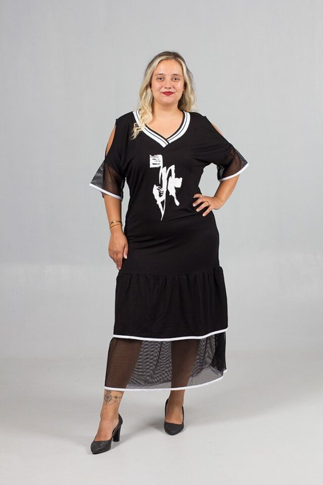 Büyük Beden Siyah Omuz Detaylı Likralı Viskon Uzun Elbise – Şık ve Rahat Tasarım