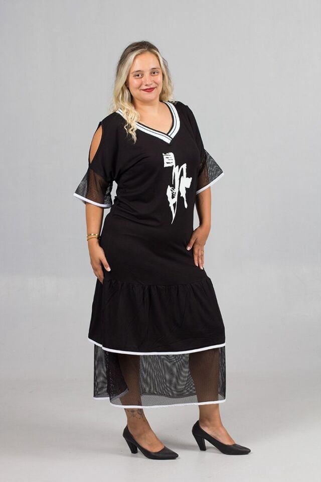 Büyük Beden Siyah Omuz Detaylı Likralı Viskon Uzun Elbise – Şık ve Rahat Tasarım