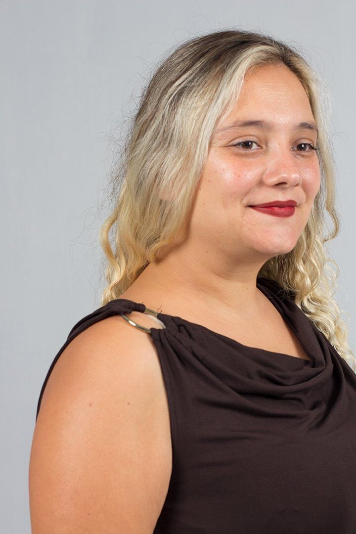 Tek Omuz Toka Detaylı Kahverengi Viskon Penye Elbise – Şık ve Modern Tasarım