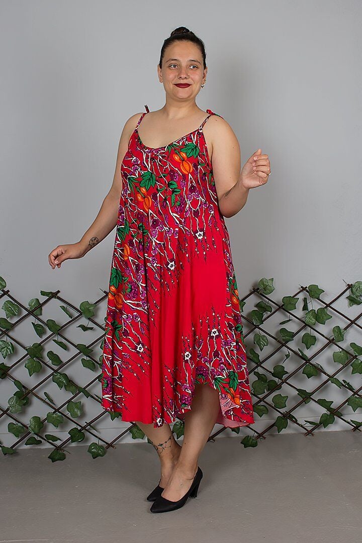Büyük Beden Askılı Pamuklu Desenli Kırmızı Elbise – 50 Bedene Kadar