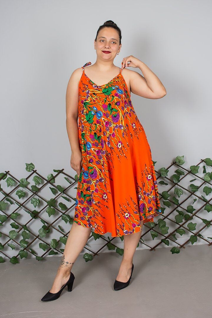 Büyük Beden Askılı Pamuklu Desenli Turuncu Elbise – 50 Bedene Kadar