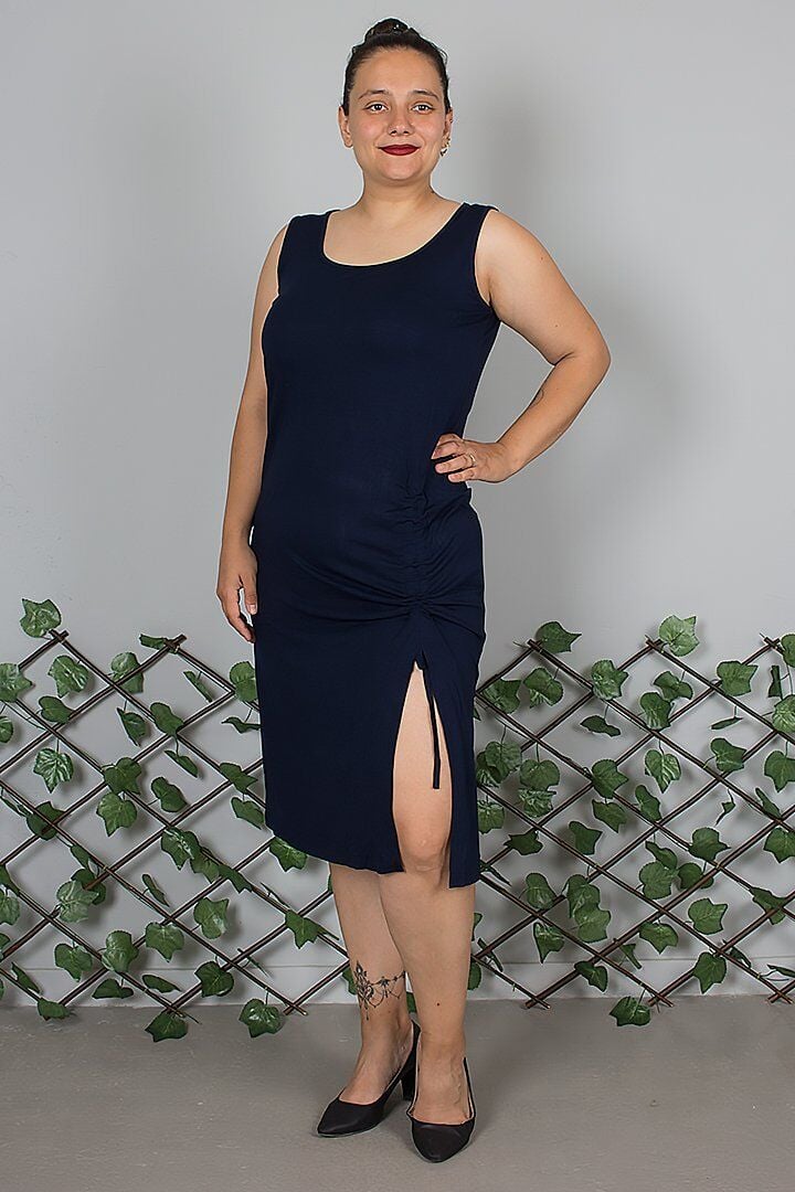 Kolsuz Ayarlanabilir Yırtmaçlı Viskon Likralı Lacivert Elbise – Şıklığın ve Konforun Buluştuğu Tasarım