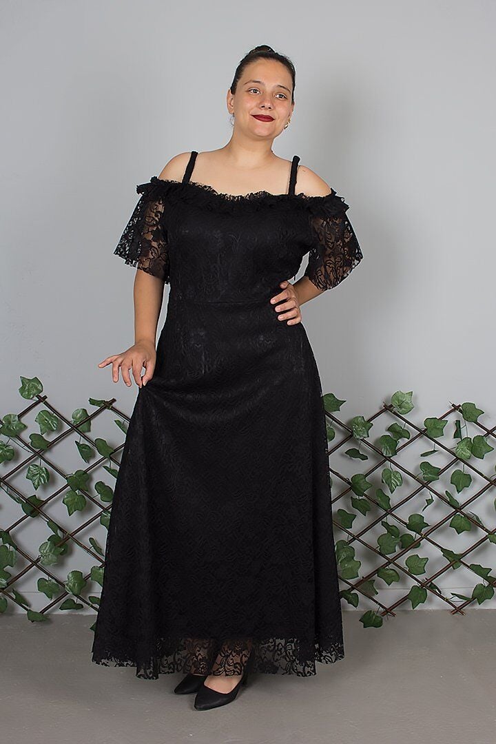 Büyük Beden Omuz Detaylı Askılı Dantel Siyah Elbise – Zarif ve Şık Tasarım