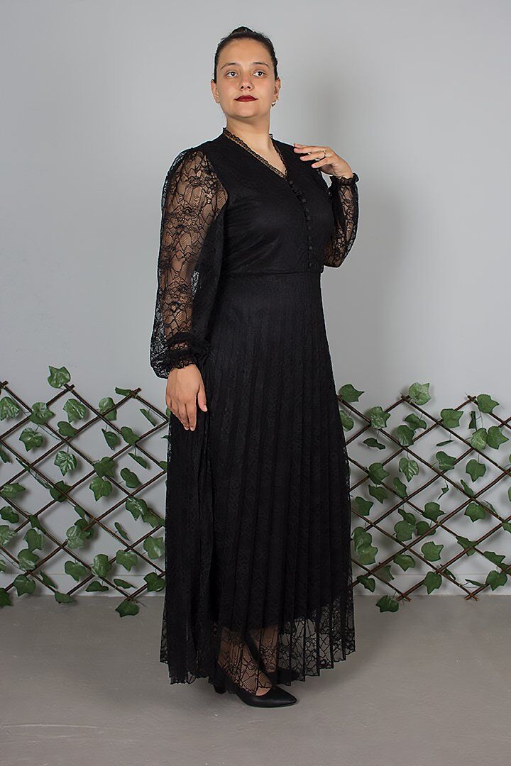 Kol Dantel Detaylı 3 Düğmeli Tesettür Uyumlu Siyah Elbise – 44/50 Beden