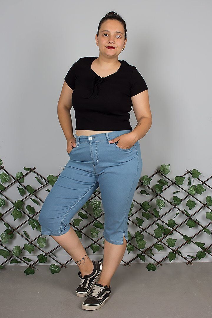 Büyük Beden Kot Kapri – Rahat ve Şık Yaz Kombinlerinin Vazgeçilmezi