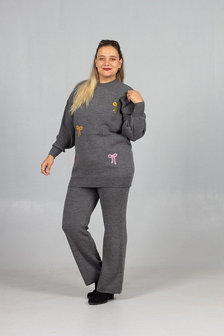 Konforlu Şıklık: 40-44 Beden Standart Kalıp Gri Kazak Pantolon Takım