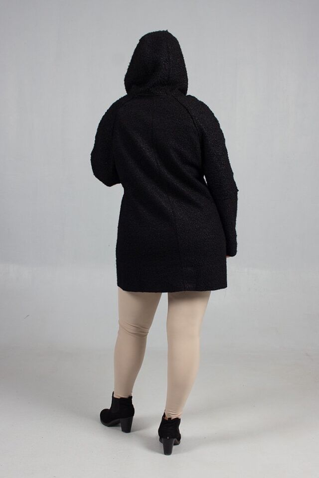 Bedeniniz Ne Olursa Olsun: Siyah Buklet Kabanda Kusursuz Şıklık