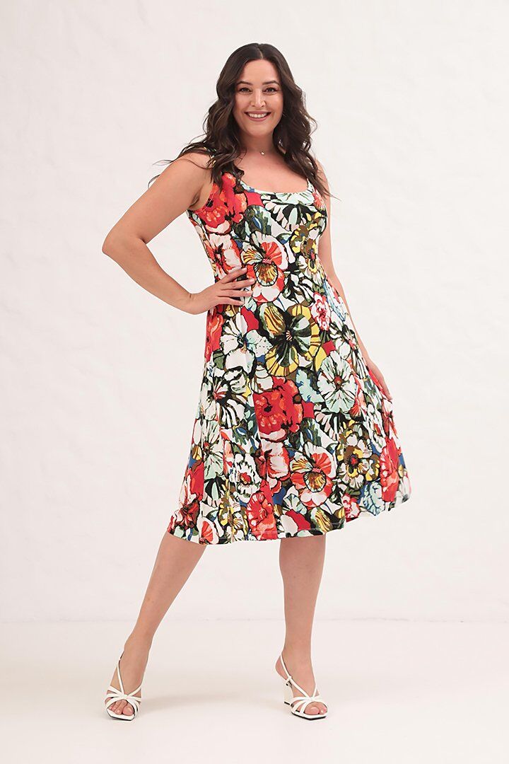 Kalın Askılı Çiçek Desenli Büyük Beden Elbise ile Konfor ve Şıklık Seninle!