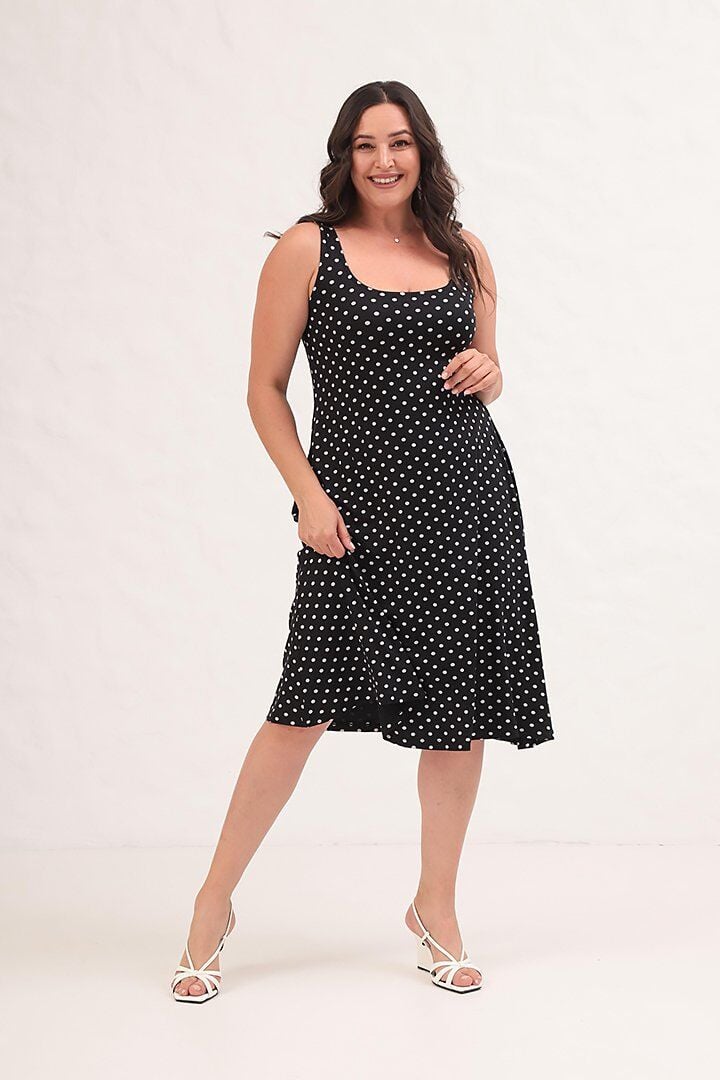 Kalın Askılı Puantiyeli Büyük Beden Elbise ile Konfor ve Şıklık Seninle!