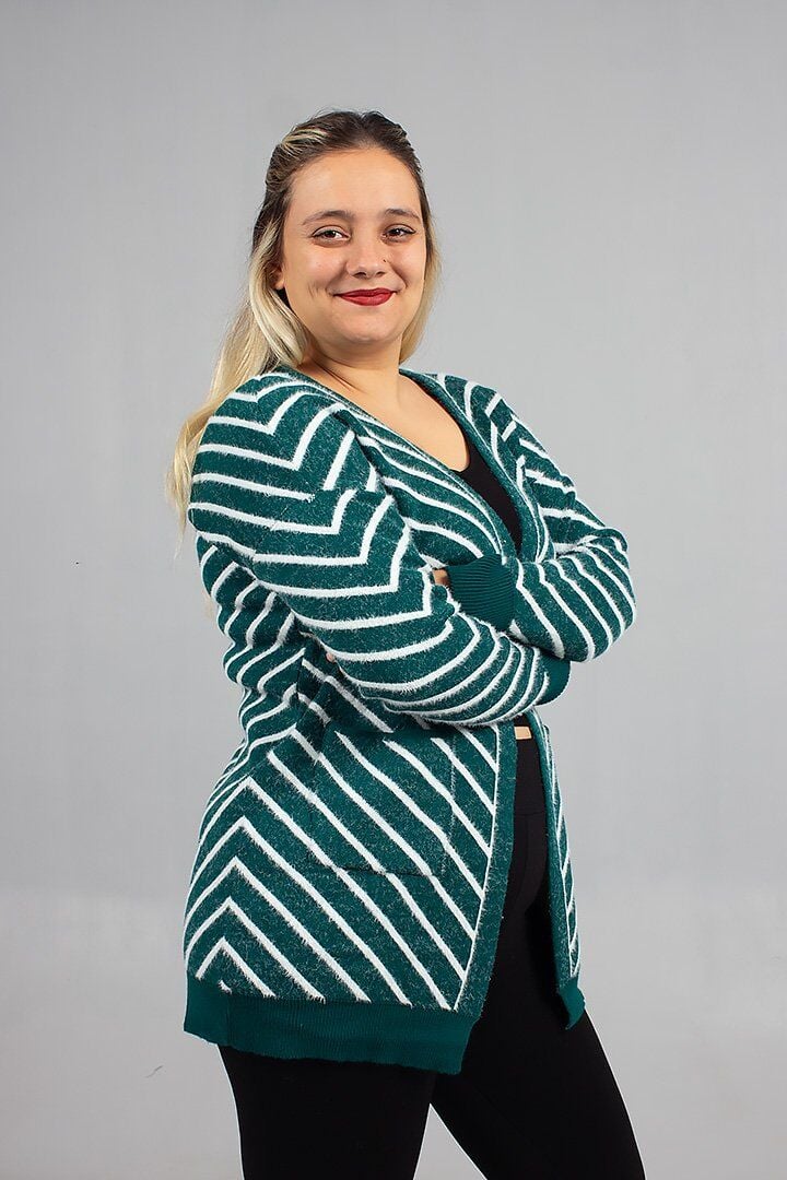 Göz Alıcı Yeşil Çizgili Sakallı Triko Hırka Standart Tarzınızı Enerjiyle Yükseltin!