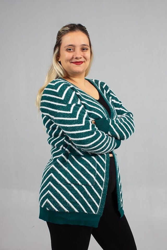 Göz Alıcı Yeşil Çizgili Sakallı Triko Hırka Standart Tarzınızı Enerjiyle Yükseltin!