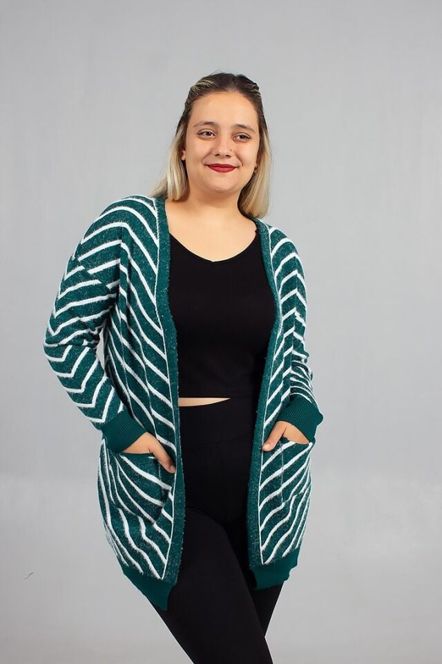 Göz Alıcı Yeşil Çizgili Sakallı Triko Hırka Standart Tarzınızı Enerjiyle Yükseltin!