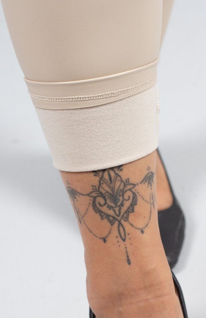 Büyük Beden Deri Görünümlü Yüksek Bel Tayt – İçi Süet Krem Renk