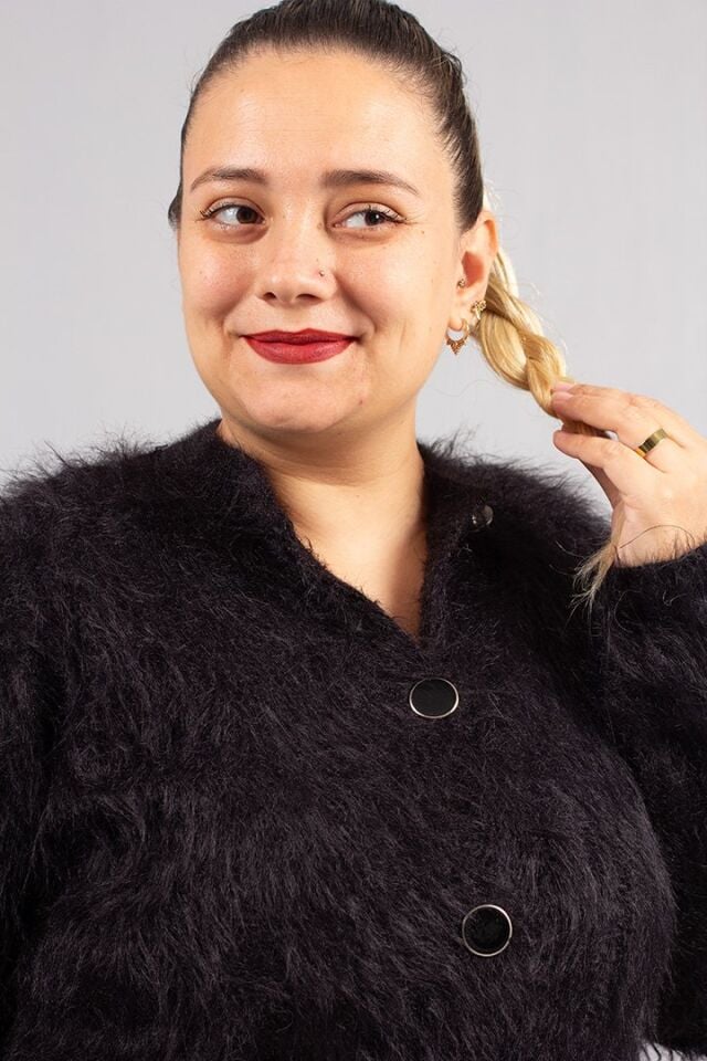 Siyah Sakallı Triko Hırka – Yumuşak Dokulu Kadın Hırka