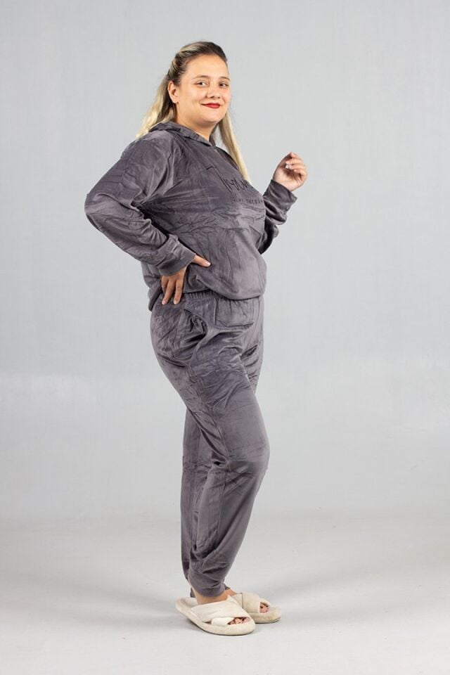 Kapşonlu Kadife Büyük Beden Takım Gri – Premium Kalite, Rahat ve Şık Kadın Eşofman Takımı
