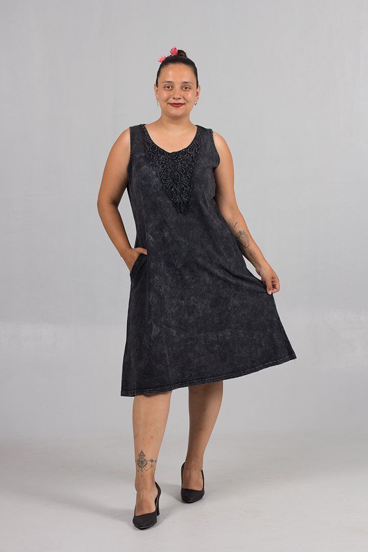 Siyah Yıkamalı Kolsuz Güpür Detaylı Pamuklu Büyük Beden Elbise – Zarafet ve Konfor Bir Arada!