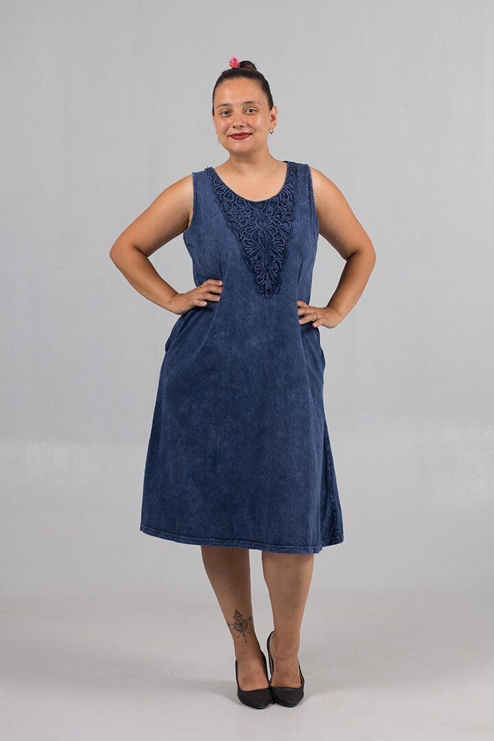 Lacivert Yıkamalı Kolsuz Güpür Detaylı Pamuklu Büyük Beden Elbise – Hem Şık Hem Ferah!