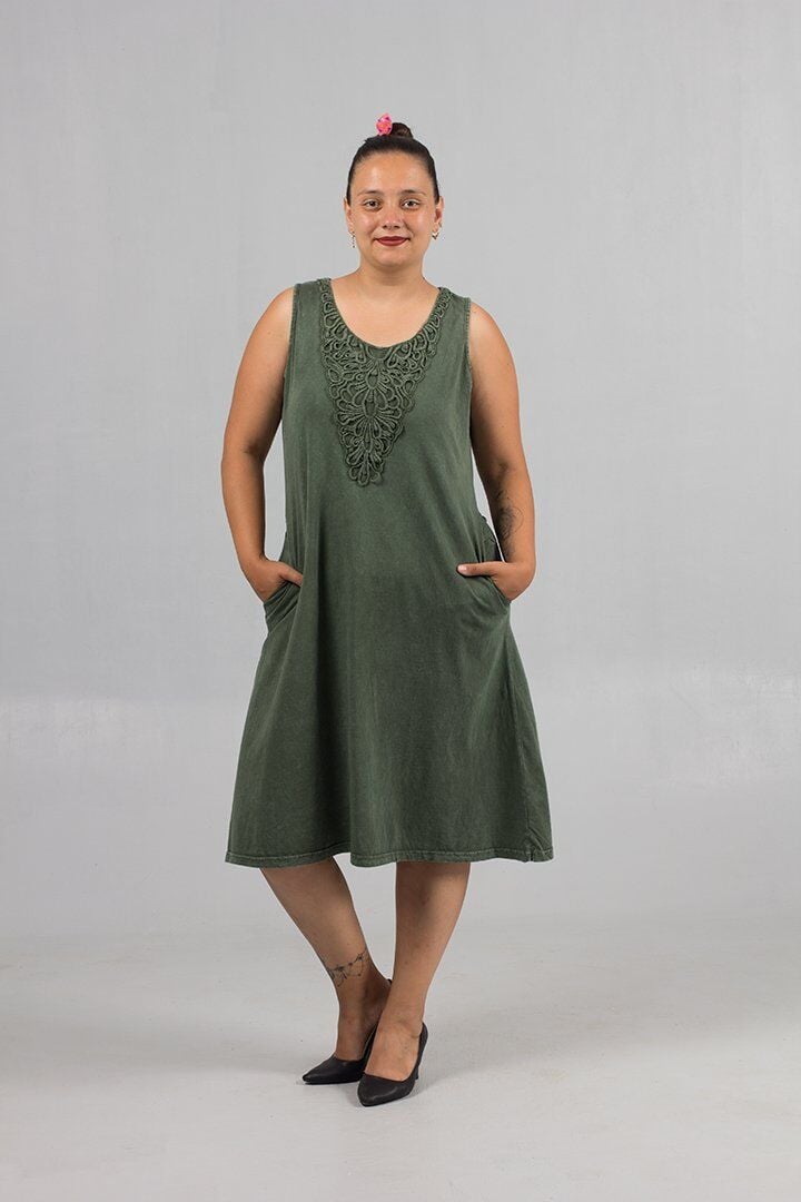 Yeşil Yıkamalı Kolsuz Güpür Detaylı Pamuklu Büyük Beden Elbise – Doğanın Ruhu Üzerinde!