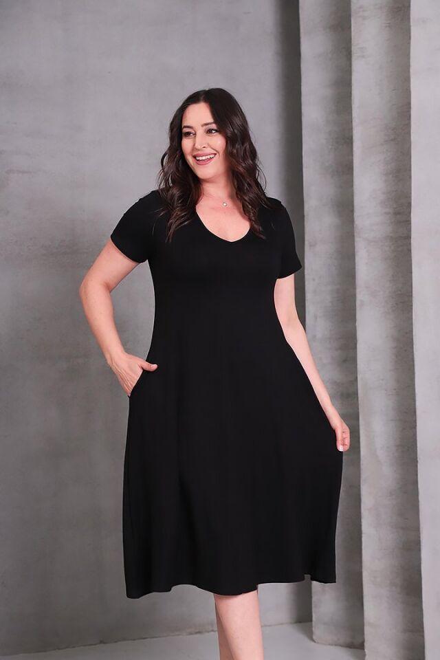 Siyah V Yaka Viskon Likralı Elbise – Rahatlık ve Zarafetin Siyah Hali!