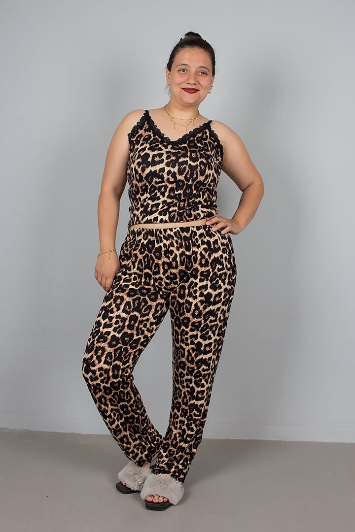 Konforun ve Şıklığın Buluştuğu Leopar Ayarlanabilir Askılı Pijama Takımı