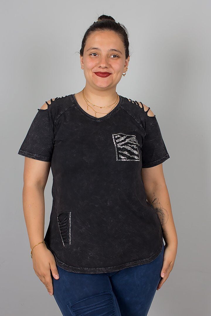 Siyah V Yaka Omuz Detaylı Taşlı Yıkamalı Pamuklu Bluz – Şık ve Rahat Tasarım