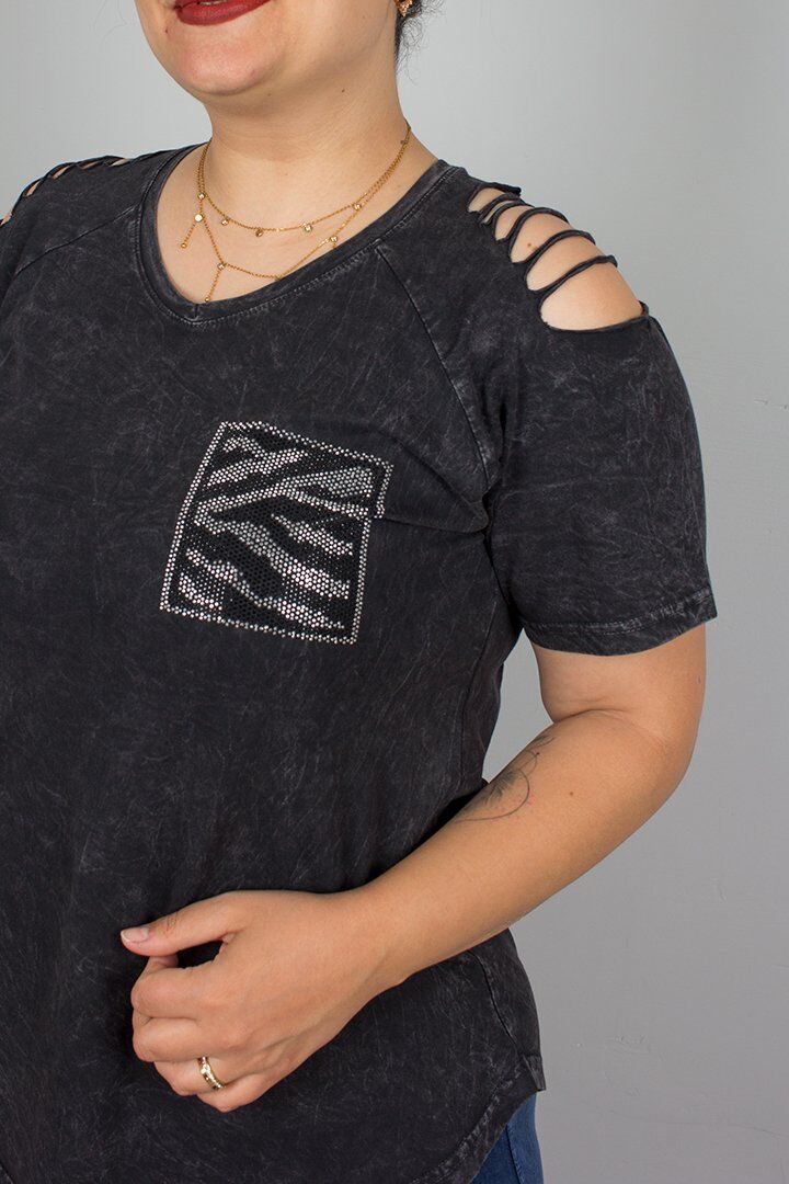 Siyah V Yaka Omuz Detaylı Taşlı Yıkamalı Pamuklu Bluz – Şık ve Rahat Tasarım