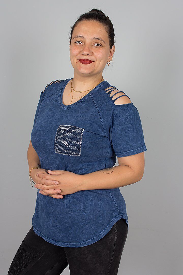 Lacivert V Yaka Omuz Detaylı Taşlı Yıkamalı Pamuklu Bluz – Şık ve Rahat Tasarım