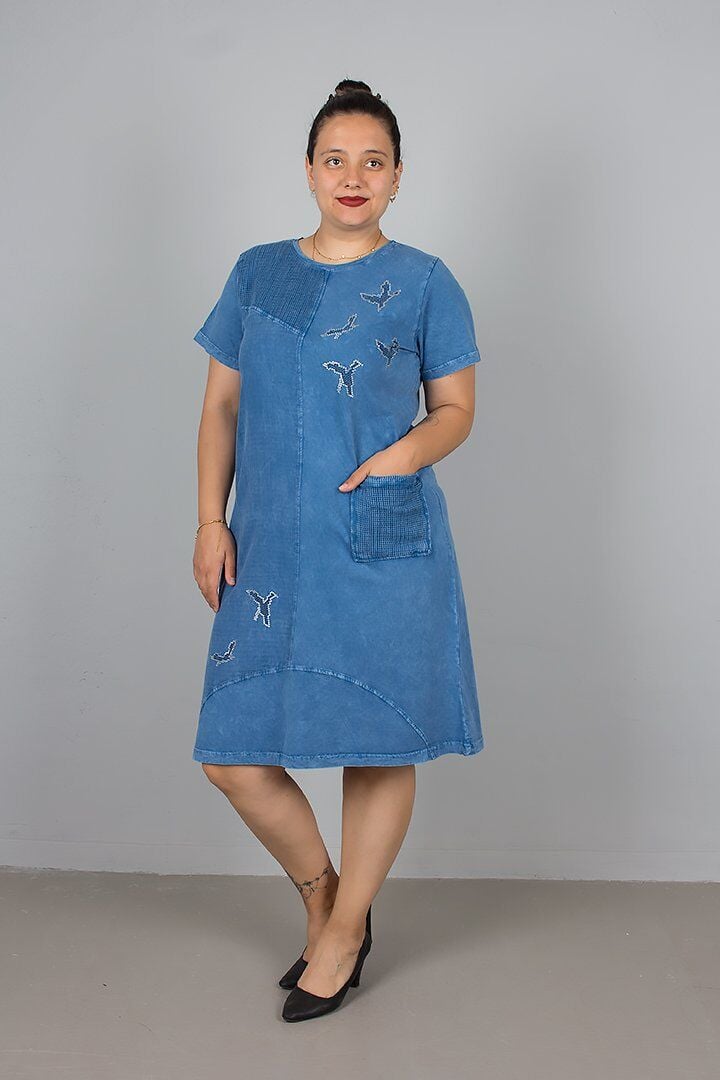 Mavi Taş İşlemeli Yıkamalı Pamuk Penye Elbise – Büyük Beden 42–56 Arası Rahat ve Şık