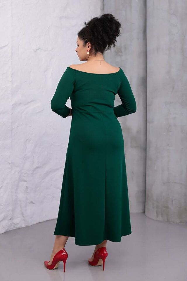 Büyük Beden Şıklığı: Zümrüt Yeşil Kayık Yaka Truvakar Kol Elbise