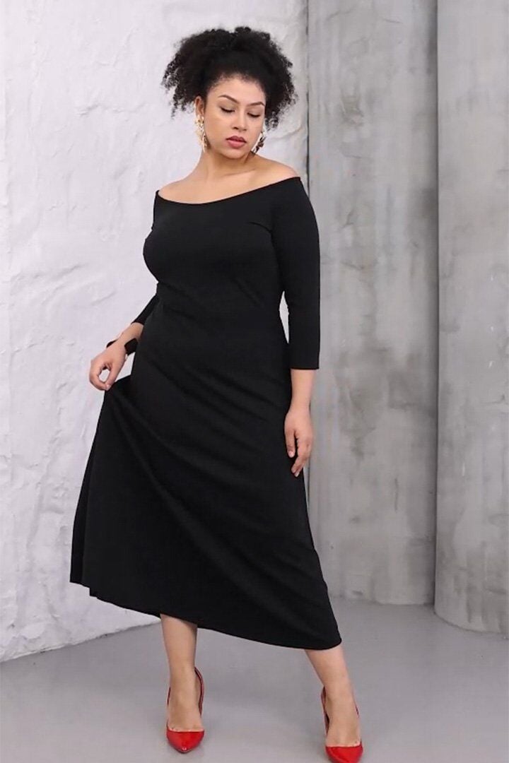 Zamansız Siyah Büyük Beden Elbise Modeli: Kayık Yaka Krep Kumaş
