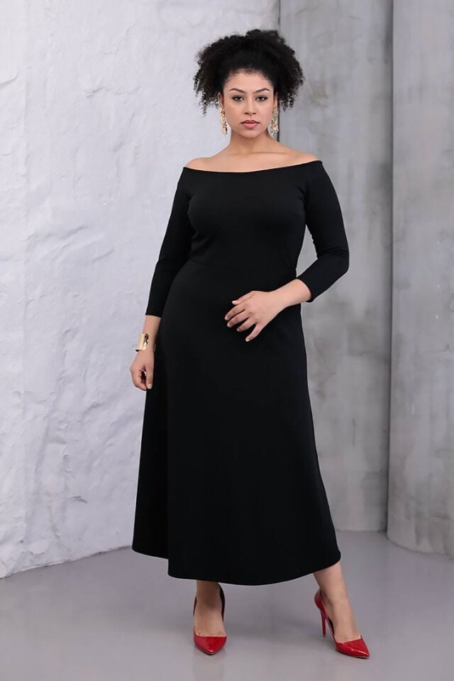 Zamansız Siyah Büyük Beden Elbise Modeli: Kayık Yaka Krep Kumaş