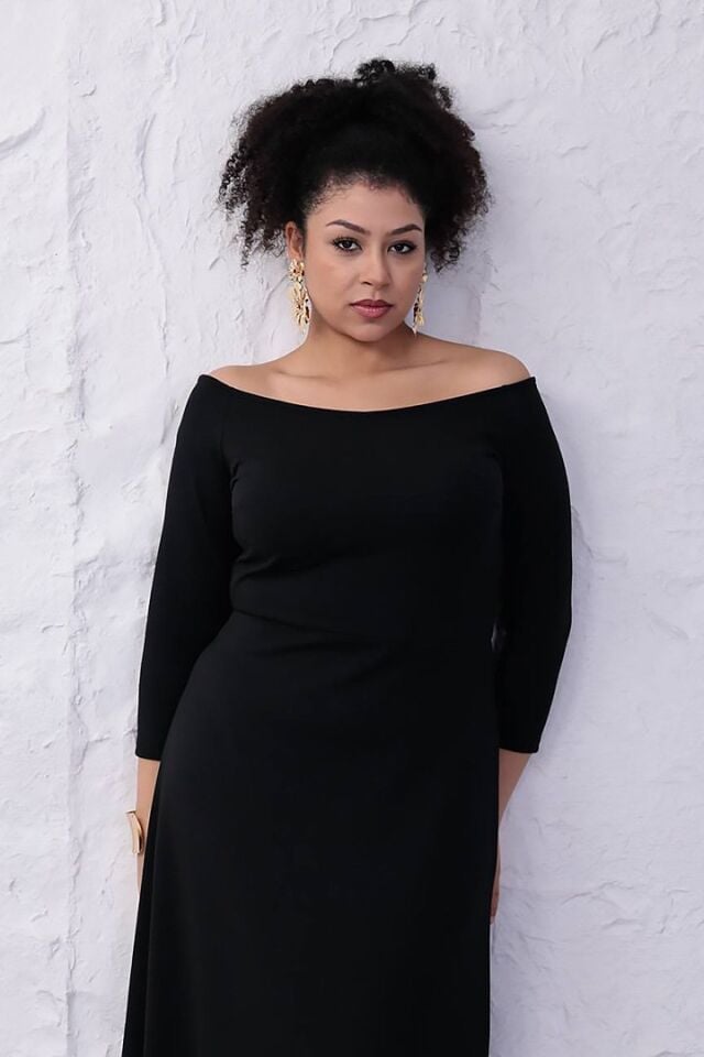 Zamansız Siyah Büyük Beden Elbise Modeli: Kayık Yaka Krep Kumaş