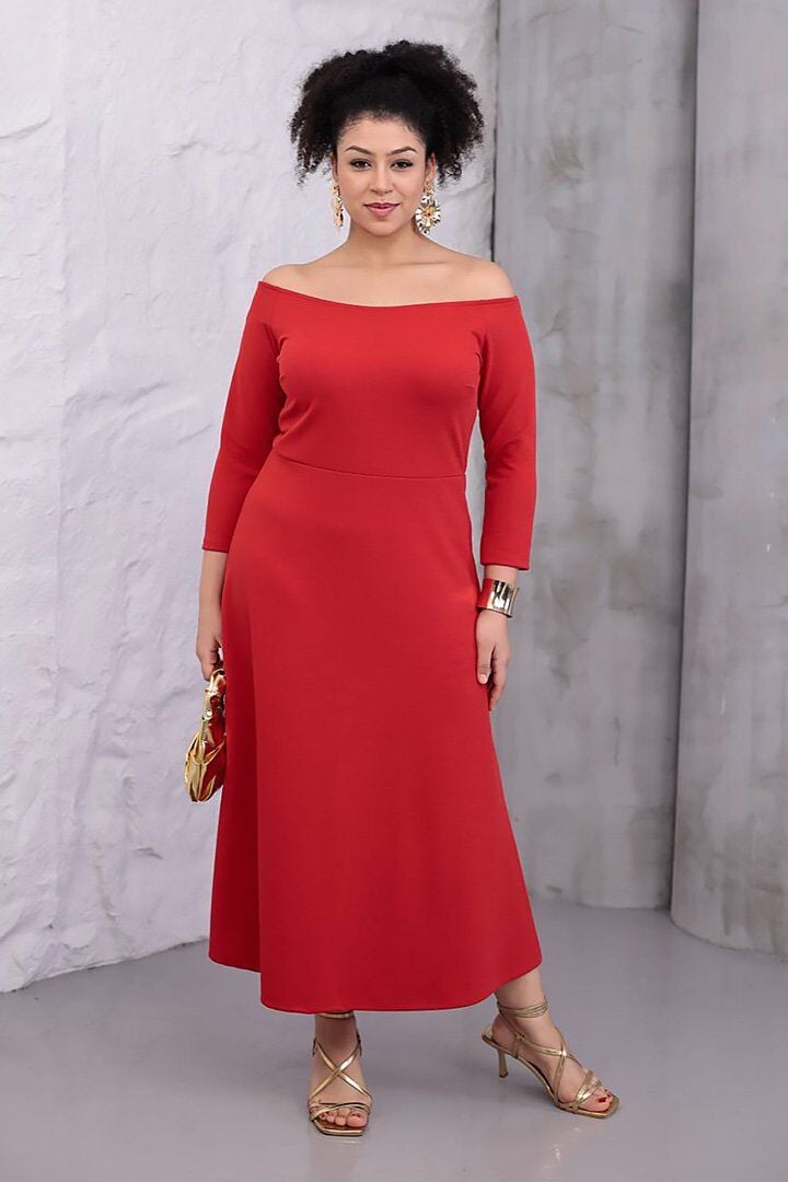 Pembe Büyük Beden Elbise Modeli: Kayık Yaka Krep Kumaş ile Canlanın