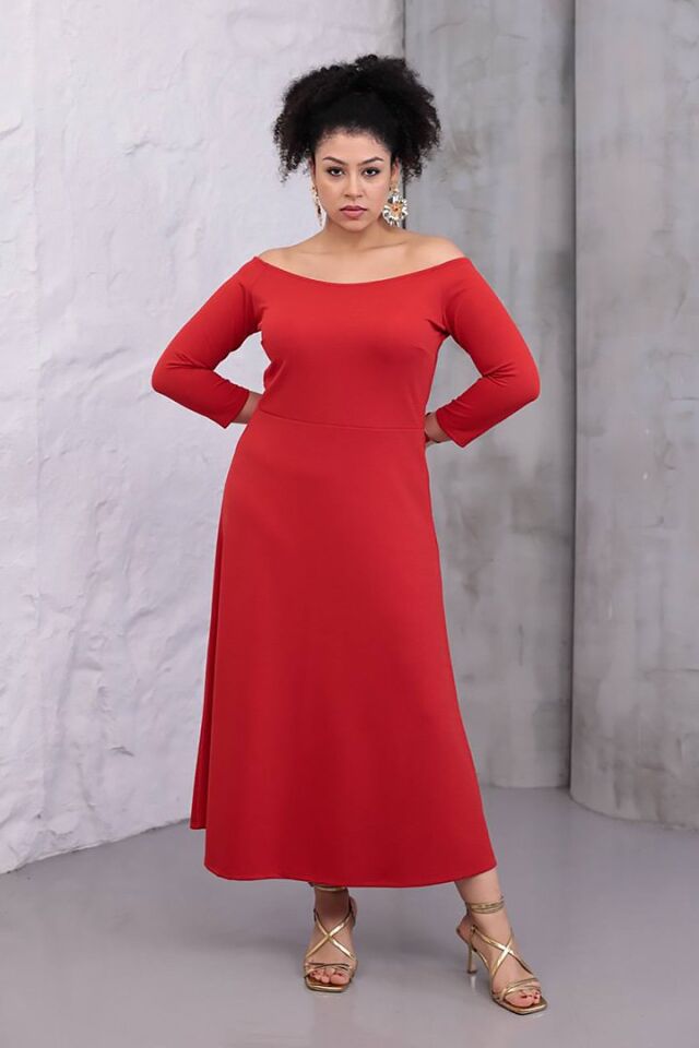 Pembe Büyük Beden Elbise Modeli: Kayık Yaka Krep Kumaş ile Canlanın