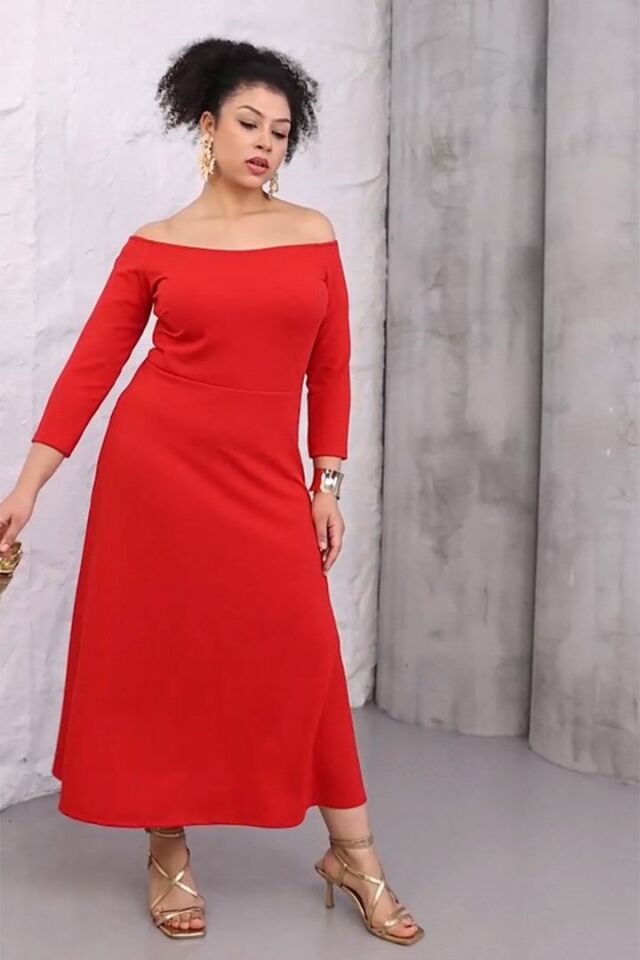 Pembe Büyük Beden Elbise Modeli: Kayık Yaka Krep Kumaş ile Canlanın