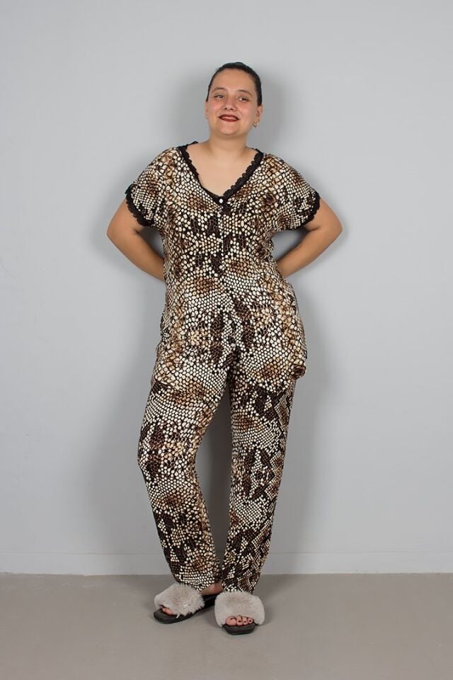 Büyük Beden Düğmeli Yılan Desen Pijama Takımı – Şık ve Rahat Tasarım
