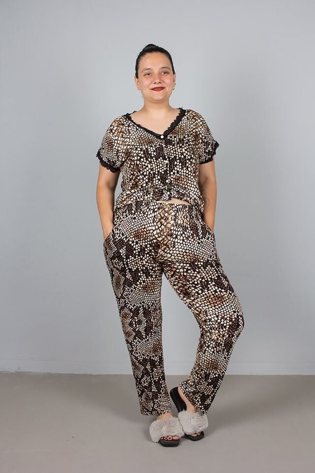 Büyük Beden Düğmeli Yılan Desen Pijama Takımı – Şık ve Rahat Tasarım