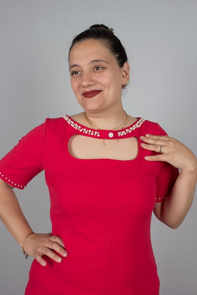 İncili Kırmızı Krep Kumaş Elbise – Zarif ve Gösterişli Tasarım