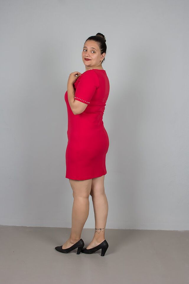 İncili Kırmızı Krep Kumaş Elbise – Zarif ve Gösterişli Tasarım