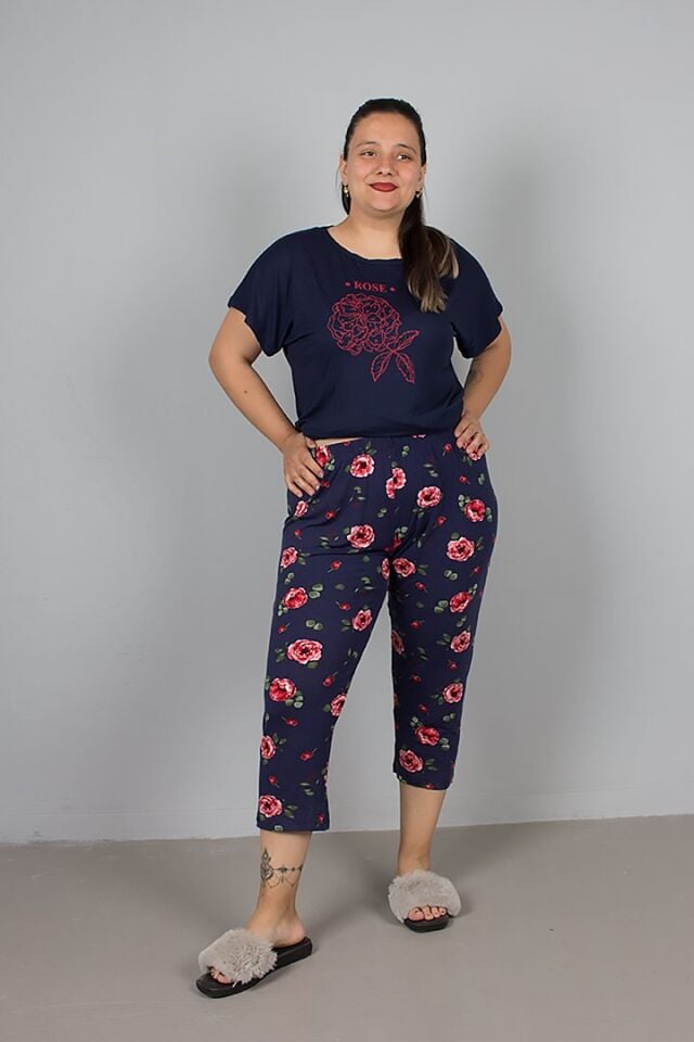 Büyük Beden Çiçek Desenli Kapri Alt Pijama Takımı – Rahat ve Şık Tasarım
