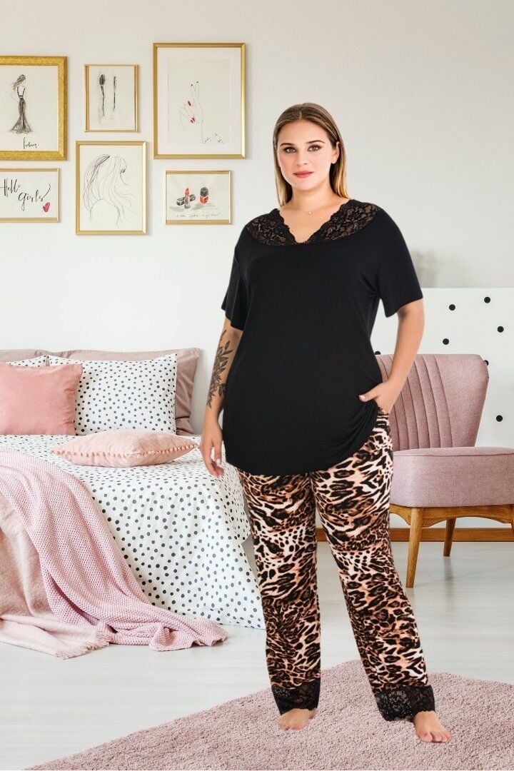 Büyük Beden Leopar Desenli Dantelli Pijama Takımı – Şıklık ve Rahatlık Bir Arada